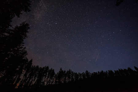 夜晚有一百万颗星星。长期暴露。流星雨。银河系