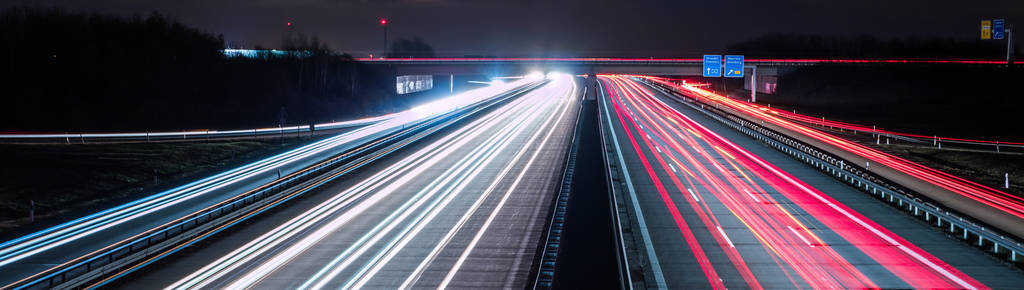 高速公路夜间交通全景图