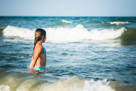 快乐情感小女孩沐浴在海浪中