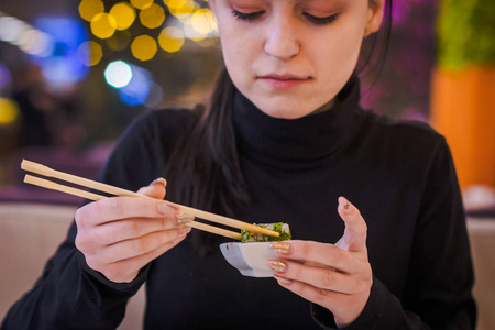 品尝着美味健康的食物,这是一道传统的亚洲菜锅里夹着亚洲面条的筷子