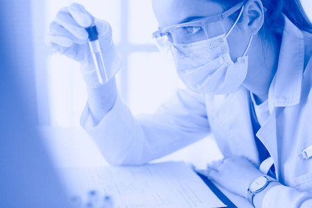 研究人员医生科学家或实验室助理，在现代实验室或医院使用塑料医疗管
