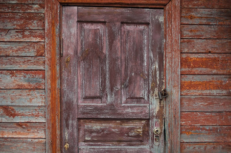 一扇生锈的大锁的褐色老门图片