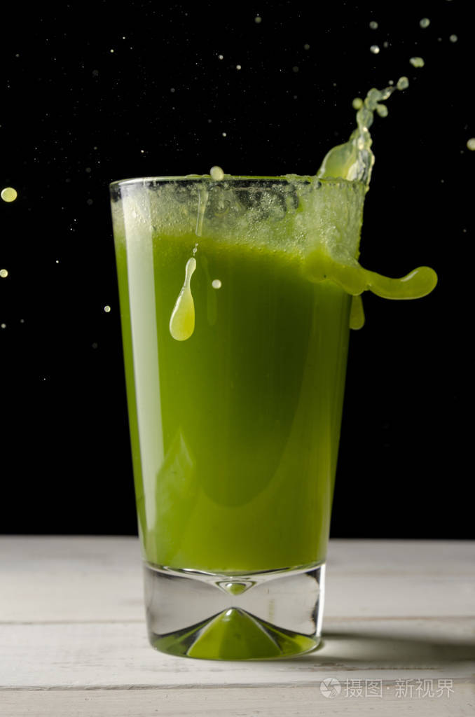 深色背景的健康绿色果汁或冰沙