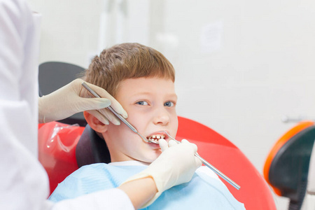 在牙科诊所和牙医在一起的孩子。