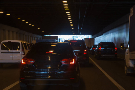 Car traffic in the tunnel 