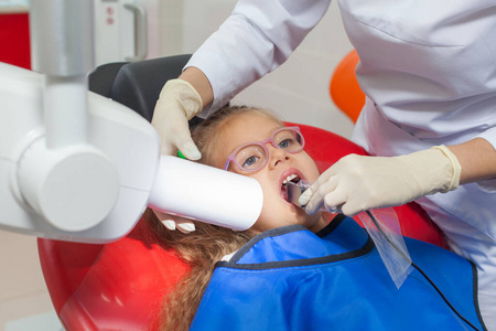 牙医x光片。在牙科诊所和牙医在一起的孩子。