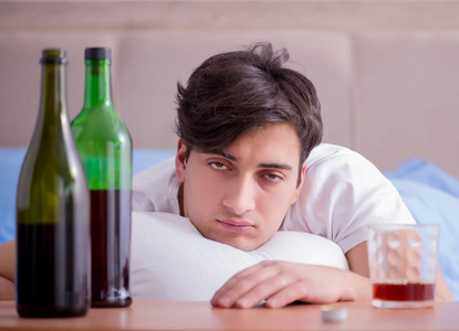 男人在床上酗酒经历分手抑郁症图片