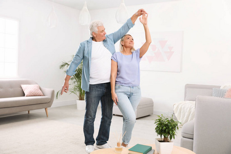 公寓 祖父母 祖母 在室内 健康 在一起 跳舞 丈夫 肖像