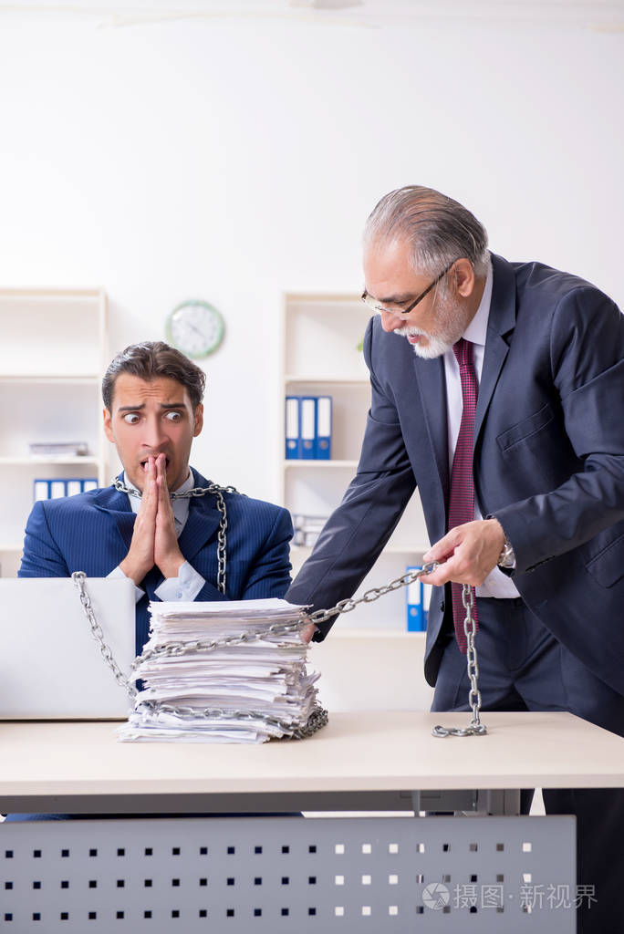办公室里的老老板和年轻的男员工