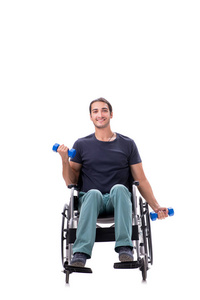 一个年轻的残疾男子在做体育锻炼