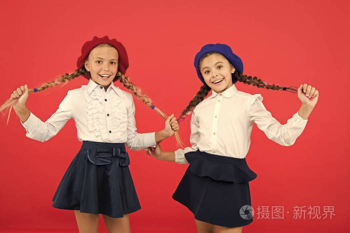 戴着法国贝雷帽的小女孩 友谊和姐妹情谊 最好的朋友 国外教育 儿童时尚 国际交换学校计划 学校的朋友们 快乐的穿制服 的孩子们 法照片 正版商用图片27yp 摄图新视界
