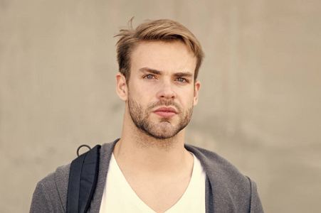 男性美容标准 使人外表迷人的理想品质 帅哥不刮胡子脸时尚发型 英俊的白人男子灰色背景 胡须男休闲风格特写照片 正版商用图片27mxw1 摄图新视界