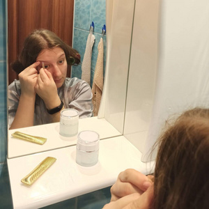 欧洲女人在浴室里用镊子剔眉毛图片