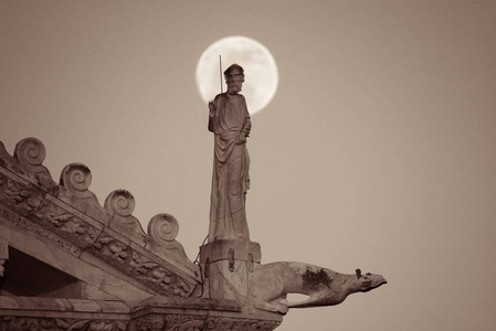 月亮和雕塑比萨意大利图片