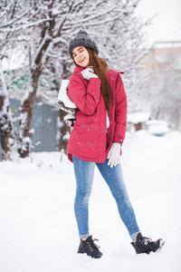 一位穿着滑雪服的年轻漂亮女人在温特摆姿势