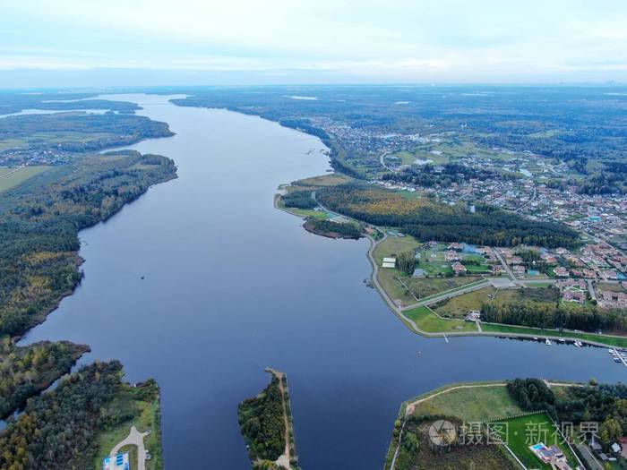 鸟瞰风景是一条美丽的河流在夏季的日落时分天气晴朗
