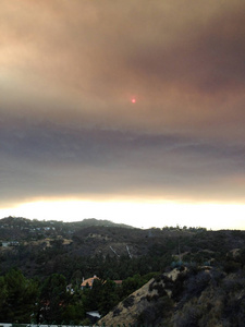 加利福尼亚盆地上空烟雾弥漫图片