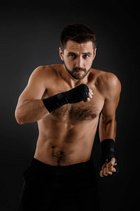 拳击手在黑色背景上展示不同的动作