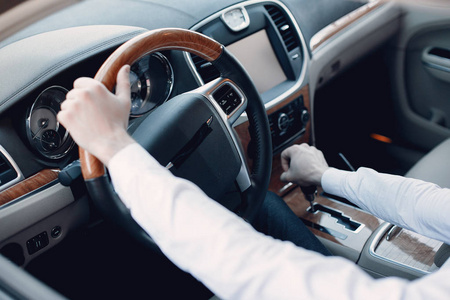 帅哥开车汽车美容院的帅哥照片