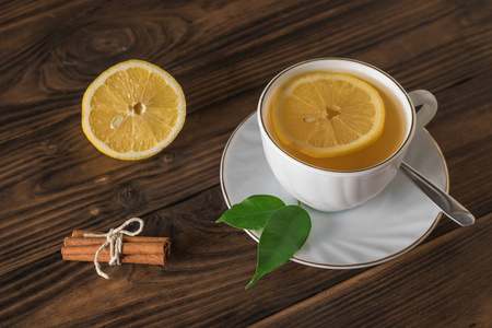 肉桂柠檬和一杯茶放在木桌上。