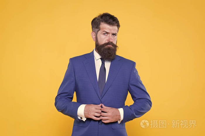 成功而有魅力的老板.领导理念.在生意上提高自己.自信而严肃的男性.