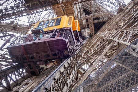 埃菲尔铁塔结构和电梯，巴黎，法国