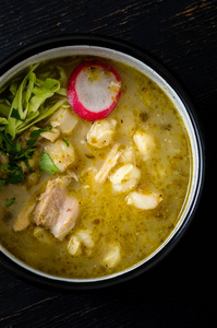 绿色波唑,墨西哥传统菜肴,炖人肉照片