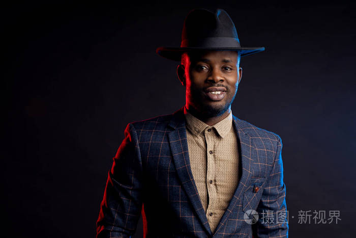 黑底黑帽子酷的非洲裔美国人