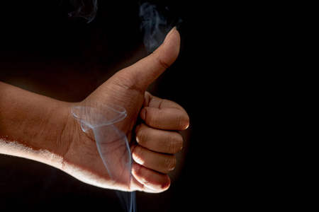 噩梦惊醒签名一个男人的手的特写镜头,竖起大拇指,冒着烟的黑b照片