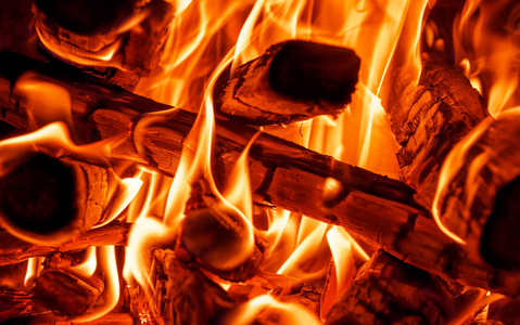 烧烤.木炭背景.有火花的炭火.火背景纹理.闭合照片