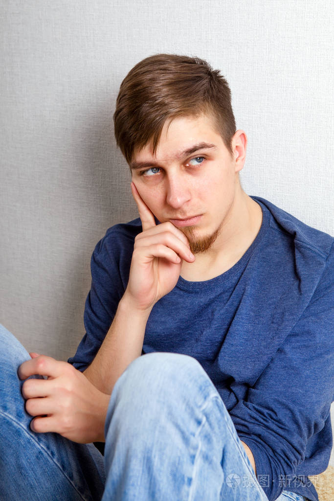 沉思的年轻人照片-正版商用图片288nyq-摄图新视界