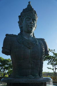 印度尼西亚巴厘岛，2019年11月5日加鲁达维斯努肯卡纳文化公园的威斯努雕像