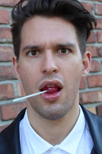 男人流口水图片