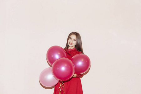 幸福美丽的女士举着气球。情人节，生日，妇女节，周年纪念，节日庆祝概念