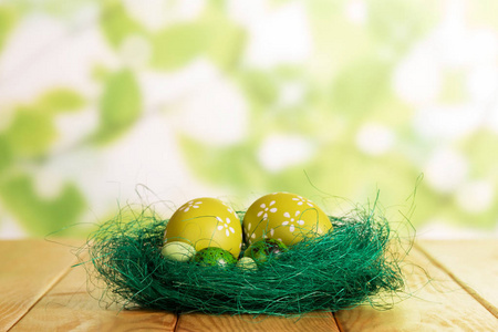 是不同的复活节彩蛋在抽象的绿色背景上。