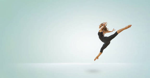 体操女孩跳伞混合媒体图片