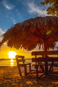 稻草 棕榈 日出 海洋 美丽的 椅子 日落 夏天 假期 雨伞