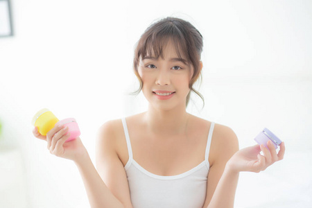 贻贝干介绍美丽的画像年轻的亚洲妇女举行和介绍crea照片