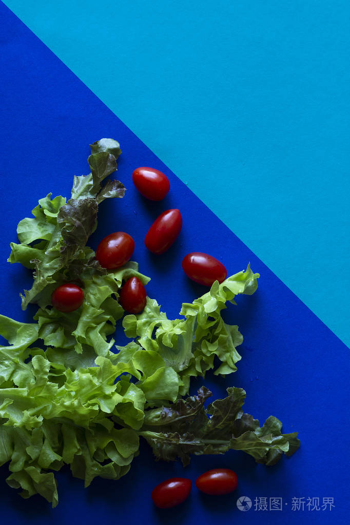 蓝色背景的蔬菜极简主义摄影