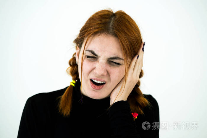 一个年轻女人耳朵疼痛的画像