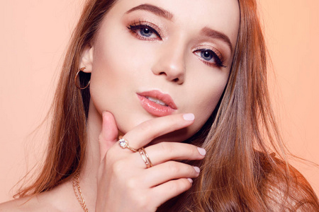 棕色黄金一个棕色头发的漂亮女孩,一个戴着戒指,黄金,珠宝的女孩,照片