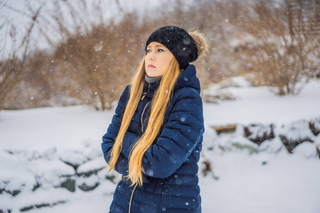 这个女人冬天在下雪的时候冻僵了。冬季问题