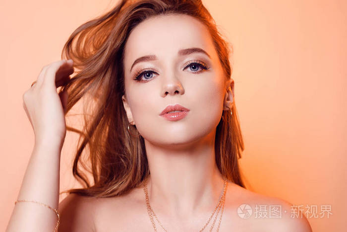 一个棕色头发的漂亮女孩一个戴着戒指黄金珠宝的女孩