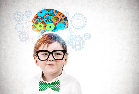 可爱小男孩脑力激荡过程照片