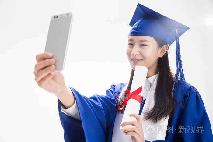 穿学士服的大学生用手机拍照照片 正版商用图片2fk9 摄图新视界 穿学士服的大学生用手机拍照照片 正版商用图片2fk9 摄图新视界