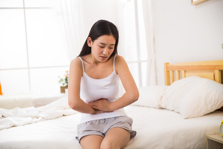 女腹痛图片 女腹痛素材 女腹痛插画 摄图新视界