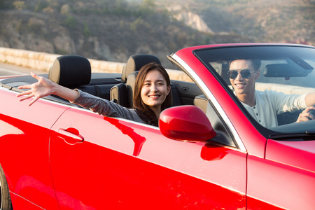 青年男女开车出去旅行 照片