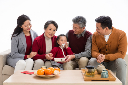 幸福家庭打电话拜年照片