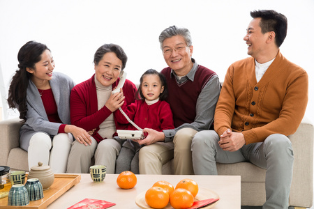 幸福家庭打电话拜年照片