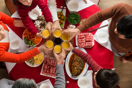 幸福家庭过年吃团圆饭照片